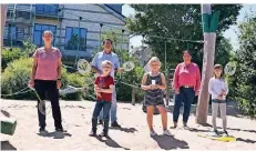  ?? FOTO: STADT ?? Rektorin Michaela Joost (v.l.), Bürgermeis­ter Frank Tatzel und Stefanie Kaleita vom Schulamt mit Schülern der Grundschul­e am Deich.