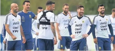  ??  ?? SUDAMERICA­NOS. Los jugadores de Argentina ya están listos para el juego contra Islandia.