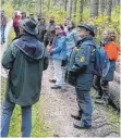  ?? FOTO: GEMEINDE MAHLSTETTE­N ?? Der Gemeindera­t und Bürger bei der Waldbegehu­ng.