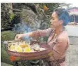  ?? ?? Eine Balinesin erweist den Göttern ihren Respekt.