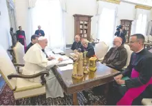  ??  ?? El papa Francisco durante su encuentro con la cúpula del Episcopado de EU para abordar los abusos sexuales cometidos por curas contra niños.
