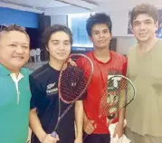  ??  ?? Manila-born New Zealand junior squash standouts Rafa Yam (second from left) and Matt Lucente with SRAP president Bob Bachmann (right) and secretaryg­eneral Vince Abad Santos.