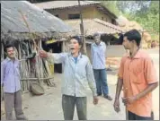  ?? HT PHOTOS: VIPIN KUMAR ?? A group enacts a scene from the Lalita Pala, a play about a stolen idol, in a village in West Midnapore.Most tribal jatra artistes are farm labourers. As they migrated for work over decades, their oral tradition has been lost to them.