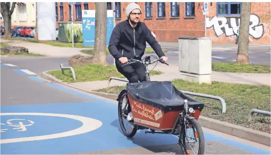  ?? FOTO: MARKUS RICK ?? Zwei Tage war unser Autor mit dem Lastenrad unterwegs. Er hatte ein elektrisch angetriebe­nes Pedelec-Lastenrad. Ein normales Lastenrad kann er sich nach den Testtagen nicht mehr vorstellen.