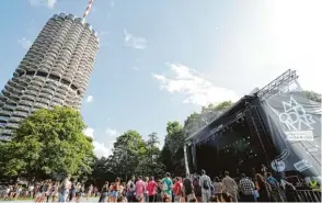  ??  ?? Die Bühne am Turm ist die größte Bühne des Geländes. Am Abend tritt dort als Headliner Olli Schulz auf. Am Freitag ist Trettmann an der Reihe, am Samstag die Band WhoMadeWho.