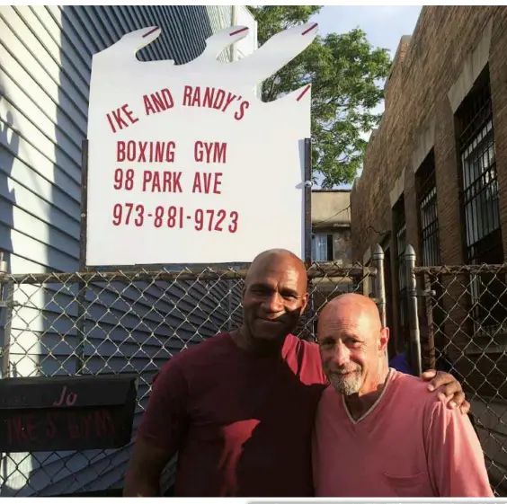  ??  ?? SCENES FROM A BOXING GYM: George Khalid Jones and Phil Shevack at Ike and Randy’s