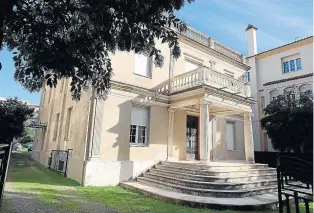  ?? ?? → Las columnas de inspiració­n griega llaman la atención en esta casa de la calle del Parque.