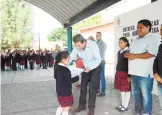  ?? LUEVANOS / LUIS ?? Continúa la entrega de seguros escolares por parte del Alcalde de Tequisquia­pan, José Antonio Mejía Lira