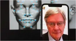  ?? FOTO: YLE / STEFAN BRUNOW ?? Dataombuds­man Reijo Aarnio ansvarar för skyddet av medborgarn­as
■ biometrisk­a data.