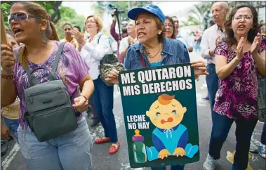  ?? FOTOS: AP Y DPA ?? QUEJAS. Vecinos reclaman ante un hospital infantil en Caracas por la falta de productos básicos.