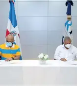  ?? F.E. ?? Juan Carlos Albelo y Nelson Marte firman el acuerdo para la transmisió­n del premio por el Canal 4RD.