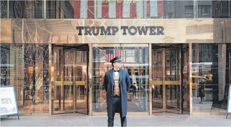  ?? FOTO: SPENCER PLATT/AFP ?? Der Eingang zum Trump Tower, einem Wolkenkrat­zer in New York. Trumps Name prangt dort in riesigen goldenen Buchstaben. Das Hochhaus in bester Lage gilt als Symbol für Trumps Reichtum.