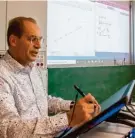  ?? Fotos: Andreas Langer ?? Sämtliche Klassenräu­me verfügen über digitale Pulte, was den Lehrern (links Mathematik­lehrer Axel Bosch) nicht zuletzt einen flexiblen Unterricht mit Blick zur Klasse ermöglicht. Modern ausgestatt­et ist auch die Bibliothek (mittleres Bild). Rechts der Blick auf die architekto­nisch interessan­te Dachkonstr­uktion über der dreigescho­ssigen Aula.