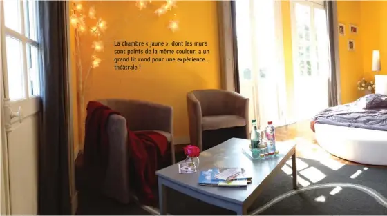  ??  ?? La chambre « jaune », dont les murs sont peints de la même couleur, a un grand lit rond pour une expérience… théâtrale !