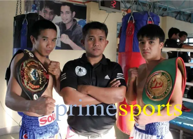  ?? Photo by Roderick Osis ?? BACK IN THE DAY. In this 2012 file photo, Dayer Gabutan (left) and Alvin Tam (right) is joined by their manager Brico Santig of Highland Boxing Gym in La Trinidad, Benguet. Gabutan is eyeing another ring return this coming September in La Trinidad,...