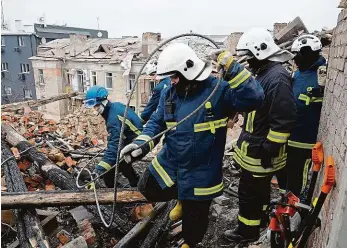  ?? Foto: ČTK ?? Po raketovém úderu Požárníci v centru Charkova odklízejí škody na obytném domě, který v noci na včerejšek zasáhla ruská raketa. Při útoku nejméně jeden člověk zahynul a několik jich bylo zraněno.