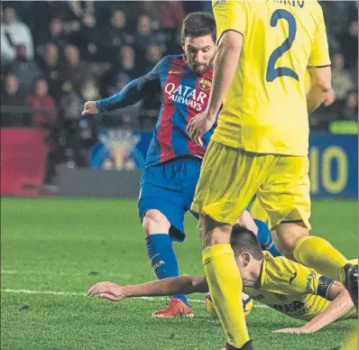  ?? FOTO: PERE PUNTÍ ?? No pitaron penalti, aunque parezca increíble Bruno alargó su mano para taponar el chut de Messi en 2017