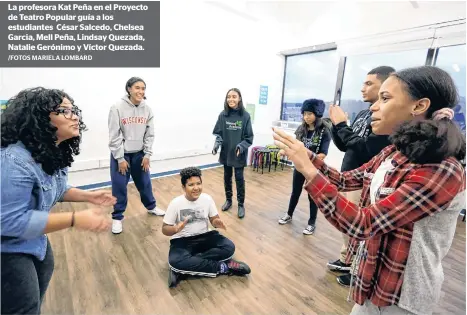  ?? /FOTOS MARIELA LOMBARD ?? La profesora Kat Peña en el Proyecto de Teatro Popular guía a los estudiante­s César Salcedo, Chelsea Garcia, Mell Peña, Lindsay Quezada, Natalie Gerónimo y Víctor Quezada.