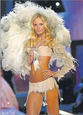  ?? KMAZUR / GETTY ?? Yfke Sturm, en el desfile de Victoria’s Secret, del 2005