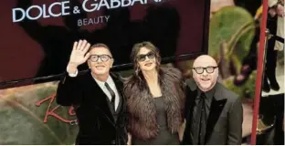  ?? /EPSILON/GETTY IMAGES/KRISTINA NIKISHINA ?? Stefano Gabbana, Monica Bellucci and Domenico Dolce in Moscow, Russia.