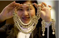 ?? Photo by M. Sajjad ?? A lady showing kundan necklace made with gold and uncut diamonds at the watch and jewellery show.—