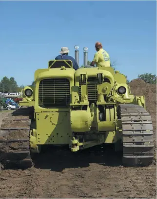  ??  ??  Here you can see how the tractor is split. Look carefully, and you can see the stacks are at different levels meaning the tractor is oscillated.