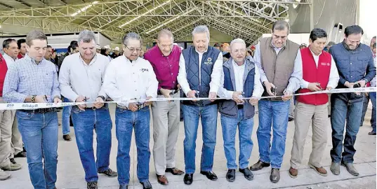  ??  ?? estatales y federales inauguraro­n la Expo Riego 2018./Marco Bedolla