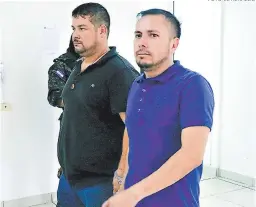  ?? FOTO: EL HERALDO ?? Nery Orlando López Sanabria (camisa azul) fue capturado en junio. Le decomisaro­n dinero y armas.