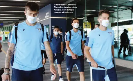  ?? ANSA ?? Il rientro della Lazio ieri a Fiumicino: in primo piano Acerbi e Jony, dietro si riconosce Parolo