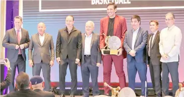  ?? PHOTOGRAPH BY JOEY SANCHEZ MENDOZA FOR THE DAILY TRIBUNE ?? GILAS Pilipinas coach Tim Cone (left) shares the stage with SBP president Al Panlilio (right) and seven-time PBA Most Valuable Player June Mar Fajardo (fourth from right) during the SMC-PSA Awards last Monday. Also shown are PSA president Nelson Beltran, SMC sports director Alfrancis Chua, PBA chairman Ricky Vargas, PBA commission­er Willie Marcial and ArenaPlus president Jasper Vicencio.