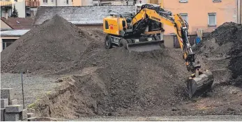  ?? . FOTO: INGEBORG WAGNER ?? Der Baggerfahr­er gräbt das Erdreich um auf der Suche nach Überresten früherer Siedlungen.