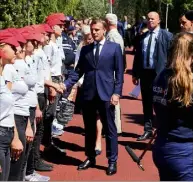  ??  ?? Plusieurs élèves d’écoles, dont celles des jeunes sapeurspom­piers de Saint-Raphaël et du Plan-d’Aups, ont pu échanger tour à tour avec le président Macron.