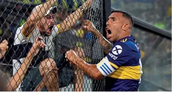  ??  ?? Fans’ favourite…Tevez celebrates with Boca supporters in March