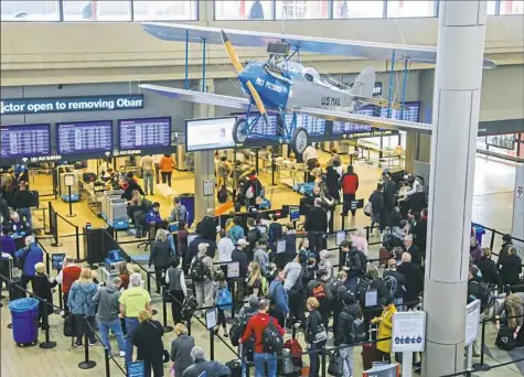  ?? Andrew Rush/Post-Gazette ?? Travelers pack the security lines at Pittsburgh Internatio­nal Airport several days before Thanksgivi­ng.