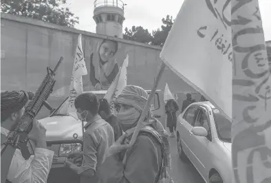  ?? VICTOR J. BLUE/THE NEW YORK TIMES ?? Taliban members gather outside the U.S. Embassy on Aug. 22 in Kabul, Afghanista­n.