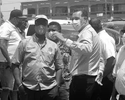  ?? CONTRIBUTE­D ?? Desmond McKenzie (left foreground) minister of local government converses with Homer Davis, state minister for local government, during a tour of the Charles Gordon Market in Montego Bay on Friday.