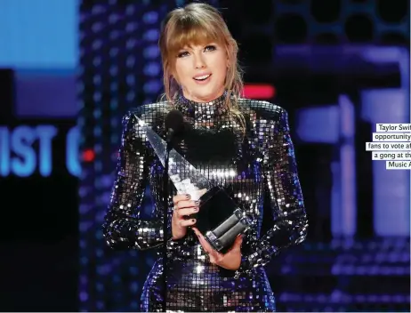  ??  ?? Taylor Swift took the opportunit­y to rally her fans to vote after accepting a gong at the American Music Awards