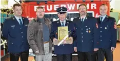  ?? Foto: FFW ?? Bei der Versammlun­g der Feuerwehr Syrgenstei­n (v. l.): Kreisbrand­meister Ralf Mer kle, Bürgermeis­ter Bernd Steiner, Ehrenkomma­ndant Wilhelm Kling, Erster Kom mandant Erwin Binder und Zweiter Kommandant Volker Stegmayer.