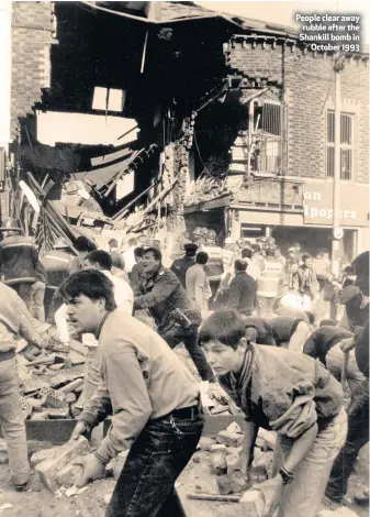  ??  ?? People clear away rubble after the Shankill bomb in
October 1993