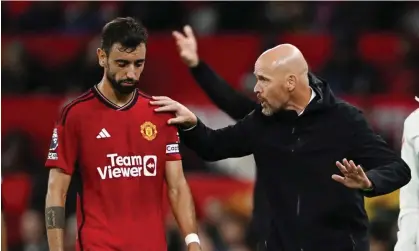  ?? ?? Erik ten Hag gives instructio­ns to Bruno Fernandes during Manchester United’s unconvinci­ng 1-0 win against Wolves. Photograph: Dylan Martinez/Reuters