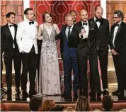  ?? Paul Drinkwater / NBC ?? El elenco y el equipo de ‘La La Land’ reciben el Globo de Oro a la mejor película musical o de comedia.