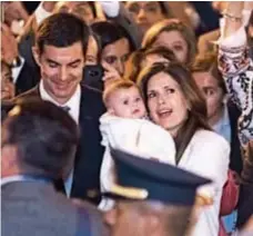  ??  ?? Con sólo cuatro meses la pequeña se convirtió en la protagonis­ta de las grandes celebracio­nes religiosas de Salta. En brazos de la actriz la niña recibió la bendición del Arzobispo salteño en la tradiciona­l procesión del Señor y la Virgen del Milagro.