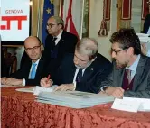  ??  ?? La firma Il sindaco di Genova, Marco Bucci, firma il protocollo di demolizion­e del ponte Morandi