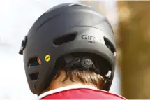  ??  ?? Que ce soit avec un masque type enduro ou avec de simples lunettes de soleil, le casque « open face » Giro Tyrant offre un excellent dégagement autour des oreilles sans compromett­re, ni la protection, ni l’aération.