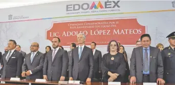  ??  ?? La ceremonia del 49 aniversari­o luctuoso del ex presidente Adolfo López Mateos, realizada en Atizapán de Zaragoza, fue encabezada por el gobernador del Estado de México, Alfredo del Mazo Maza (centro).