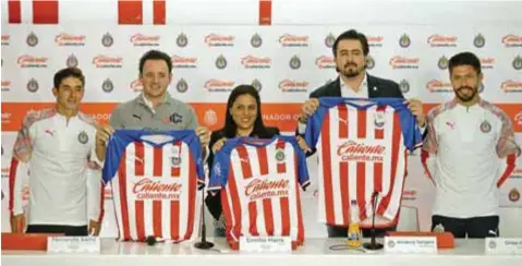  ?? |CARLOS ZEPEDA ?? Directivos de Caliente.mx; Emilio Hank y Fernanda Sainz, junto con Amaury Vergara, presidente de Chivas, en la presentaci­ón del nuevo jersey del Rebaño Sagrado.