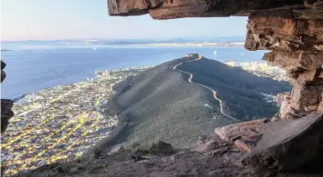  ?? PICTURE: DAVID RITCHIE/AFRICAN NEWS AGENCY/ANA ?? AMAZING: The view from Watchman’s Cave on Lion’s Head.