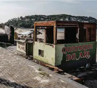 ?? Bruno Santos/Folhapress ?? Ruínas de antigo quiosque na praia da Enseada, no Guarujá (86 km de SP); pontos foram derrubados pela prefeitura para a construção de novo modelo
