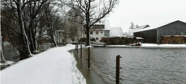  ?? Foto: Marcus Merk ?? Bei Wollishaus­en, einem Ortsteil von Gessertsha­usen, sind die Wiesen überschwem­mt. Das Wasser der Schmutter drückt bis fast zum Straßenran­d. Denn die Schneemass­en der vergangene­n Woche schmelzen und der Wasserpege­l in den Flüssen steigt.