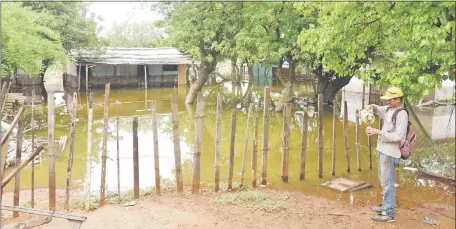  ??  ?? Algunas casas quedan totalmente bajo agua. La crecida tomó de sorpresa a muchas familias.